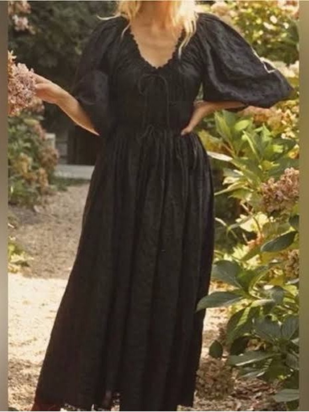 Doen Isolde in black